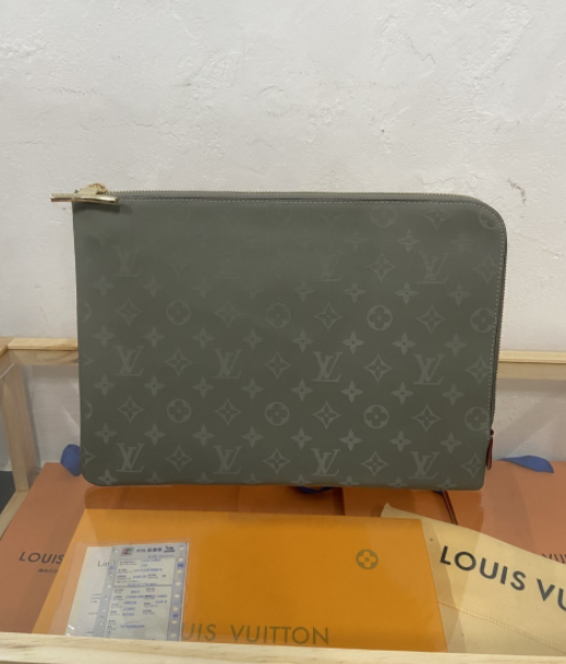 LOUIS VUITTON 루이비통 예삐 보야쥬 클러치백/LOUIS VUITTON 티타늄 클러치 백